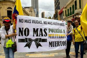 bogotà, Colombia, 16 agosto 2023. marzo chiede per gustavo petro incriminazione. tranquillo, calmo protesta marzo nel bogotà Colombia contro il governo di gustavo petro chiamato la marcha de la maioria. foto