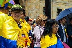 bogotà, Colombia, 16 agosto 2023. marzo chiede per gustavo petro incriminazione. tranquillo, calmo protesta marzo nel bogotà Colombia contro il governo di gustavo petro chiamato la marcha de la maioria. foto