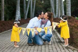 famiglia di quattro avendo divertimento all'aperto nel un' bellissimo soleggiato giorno a il parco. felicità concetto. famiglia concetto. foto