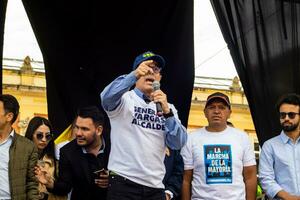 bogotà, Colombia, 16 agosto 2023. generale jorge luis vargas a il marzo chiede per gustavo petro incriminazione. tranquillo, calmo protesta. la marcha de la maioria. foto