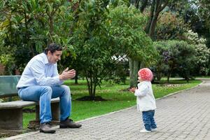 giovane padre avendo divertimento all'aperto con il suo bambino ragazza. paternità concetto. felicità concetto. famiglia concetto foto