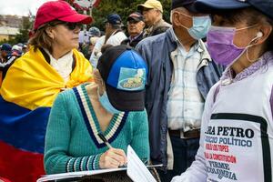 bogotà, Colombia, 16 agosto 2023. persone firma per gustavo petro incriminazione. . marche chiede per gustavo petro incriminazione. foto