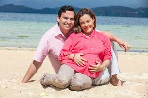 giovane coppia in attesa per loro bambino a il bellissimo bianca spiaggia di lago tota collocato nel il Dipartimento di boyaca a 3.015 metri sopra mare livello nel Colombia foto