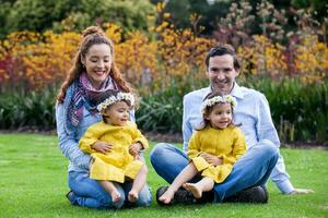 famiglia di quattro avendo divertimento all'aperto nel un' bellissimo soleggiato giorno a il parco. felicità concetto. famiglia concetto. foto