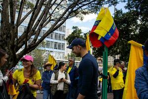 bogotà, Colombia, 16 agosto 2023. giaime arizabaletta a il marzo chiede per gustavo petro incriminazione. tranquillo, calmo protesta. la marcha de la maioria. foto