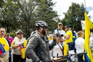 bogotà, Colombia, 16 agosto 2023. marzo chiede per gustavo petro incriminazione. tranquillo, calmo protesta marzo nel bogotà Colombia contro il governo di gustavo petro chiamato la marcha de la maioria. foto