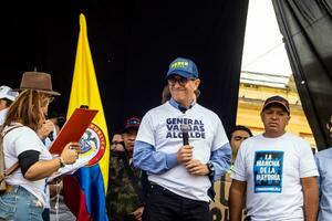 bogotà, Colombia, 16 agosto 2023. generale jorge luis vargas a il marzo chiede per gustavo petro incriminazione. tranquillo, calmo protesta. la marcha de la maioria. foto