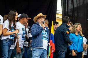 bogotà, Colombia, 16 agosto 2023. marzo chiede per gustavo petro incriminazione. tranquillo, calmo protesta marzo nel bogotà Colombia contro il governo di gustavo petro chiamato la marcha de la maioria. foto