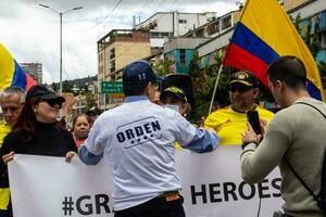 bogotà, Colombia, 16 agosto 2023. generale jorge luis vargas a il marzo chiede per gustavo petro incriminazione. tranquillo, calmo protesta. la marcha de la maioria. foto