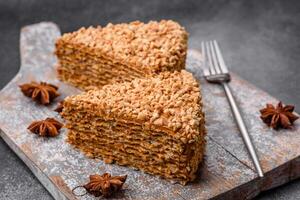 delizioso dolce soffio cialda torta con crema e noccioline tagliare in pezzi foto