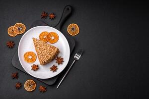 delizioso dolce soffio cialda torta con crema e noccioline tagliare in pezzi foto