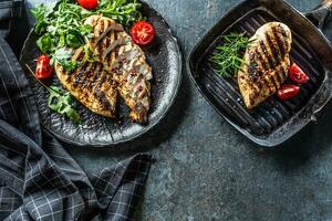 pollo Seno grigliato con spezie peper sale pomodori rosmarino e rucola - superiore di Visualizza foto