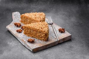 delizioso dolce soffio cialda torta con crema e noccioline tagliare in pezzi foto