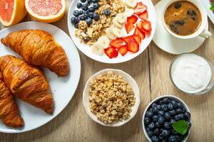 salutare prima colazione servito con piatto di Yogurt muesli mirtilli fragole e Banana. foto