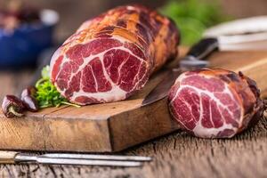 Maiale carne.maiale chop affumicato. tradizionale affumicato carne su quercia di legno tavolo nel altro posizioni foto