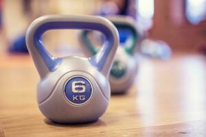 fitness attrezzatura. kettlebell manubri asciugamano acqua e misurazione nastro. foto