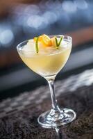 cocktail bevanda congelato Margherita a bancone da bar nel notte club o ristorante foto