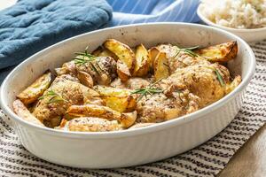 pollo gambe arrostito con americano patate nel cottura al forno piatto foto