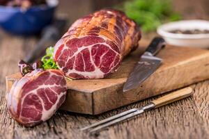 Maiale carne.maiale chop affumicato. tradizionale affumicato carne su quercia di legno tavolo nel altro posizioni foto