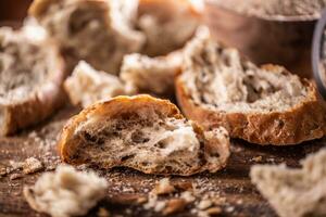 secco pane pronto per macinare su briciole di pane foto