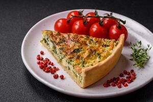 delizioso fresco quiche con broccoli, formaggio, spezie e erbe aromatiche tagliare in pezzi foto