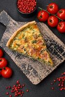 delizioso fresco quiche con broccoli, formaggio, spezie e erbe aromatiche tagliare in pezzi foto