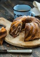 torta. marmo torta tazza di caffè polvere zucchero cucina Vintage ▾ utensile e fresco frutta frutti di bosco foto