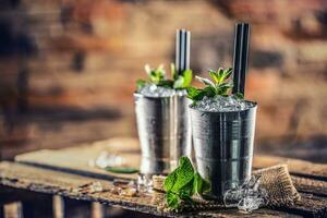 menta julep cocktail alcolizzato bevanda su di legno tavola nel pub o ristorante foto