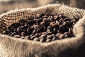 avvicinamento fresco arrostito caffè fagioli nel Borsa foto