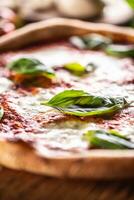 Pizza napoletana - napoli pomodoro salsa Mozzarella e basilico foto