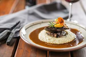 arrostito o confit Manzo bistecca purè patate wegetable e salsa con rosso vino nel pub o ristorante. foto