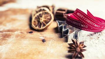 stella anice biscotto fresa cannella Farina rosso nastro con testo allegro Natale su cottura al forno tavola foto