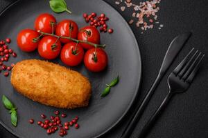 delizioso al forno Patata cotoletta ripieno con pollo e la verdura, spezie e sale foto