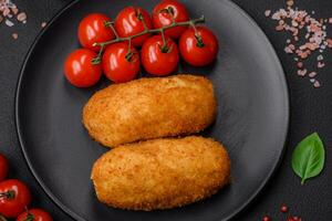 delizioso al forno Patata cotoletta ripieno con pollo e la verdura, spezie e sale foto