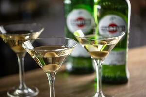 asciutto Martini corto bevanda cocktail con Gin, asciutto vermut e un oliva contorno foto