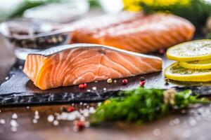 crudo salmone filetto con aneto Limone oliva olio sale e Pepe foto