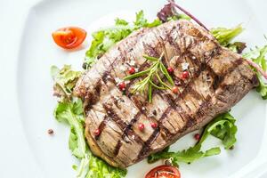 avvicinamento succoso fianco bistecca a partire dal verdura insalata. foto