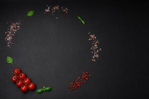 ingredienti per cucinando ciliegia pomodori, sale, spezie e erbe aromatiche foto