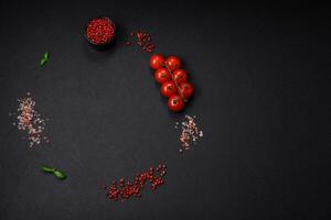 ingredienti per cucinando ciliegia pomodori, sale, spezie e erbe aromatiche foto