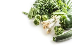 verde fresco verdura isolato su bianca sfondo. cipolla cetriolo piselli broccoli zucchine e altro salutare verdure foto