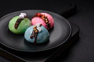 delizioso dolce colorato mochi dolci o ghiaccio crema con riso Impasto e condimenti foto