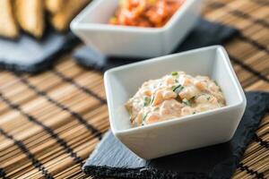 salmone cremoso tartaro con toast su ardesia tavola foto