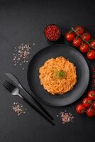 delizioso fresco pasta consistente di magro tagliatelle, rosso pesto rosso salsa con spezie e erbe aromatiche foto