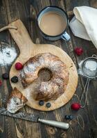 torta. marmo torta tazza di caffè polvere zucchero cucina Vintage ▾ utensile e fresco frutta frutti di bosco foto