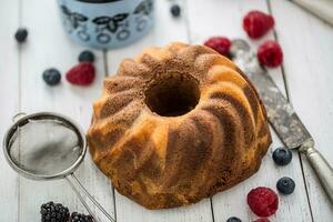 torta. marmo torta tazza di caffè polvere zucchero cucina Vintage ▾ utensile e fresco frutta frutti di bosco foto