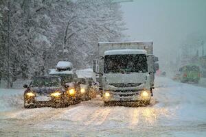 neve calamità su il strada, pesante nevicata limitato strada traffico. bufera di neve e nevicata inverno tempo metereologico su autostrada foto