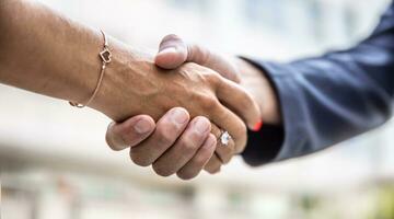 dettaglio di un' professionale stretta di mano di un' maschio e femmina mano foto