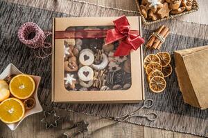 scatola pieno di Natale dolce cokies e Pasticcino con rosso nastro foto