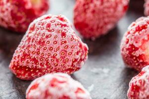 avvicinamento congelato fragole coperto di brina. foto