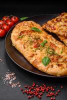 delizioso forno fresco piadina Pizza con formaggio, pomodori, salsiccia, sale e spezie foto